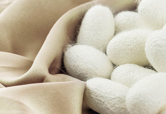 <div>Letní spánek v objetí 100% morušového hedvábí.</div>