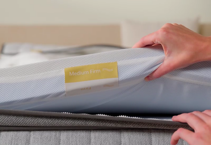 Přizpůsobte si tvrdost matrace podle svých potřeb pomocí oboustranní vrchní matrace.